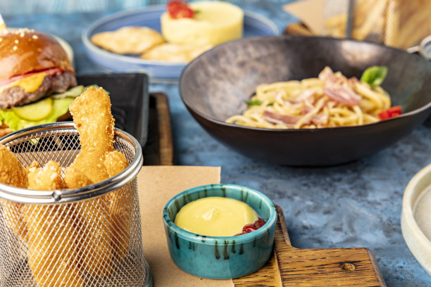 鸡肉条配酱汁，配汉堡、意大利面和土豆泥。儿童菜单上的一套食物。晚餐。图片下载