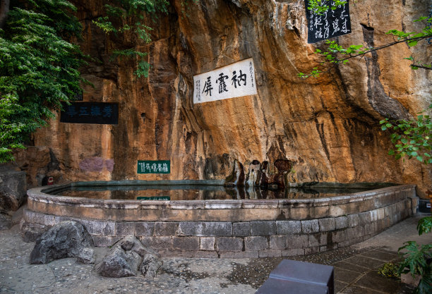 圆通寺的圣池，中国昆明最大、最古老的佛教寺庙。图片下载