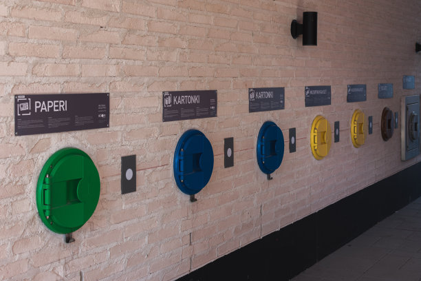 赫尔辛基一所房子里的垃圾分类场所图片下载