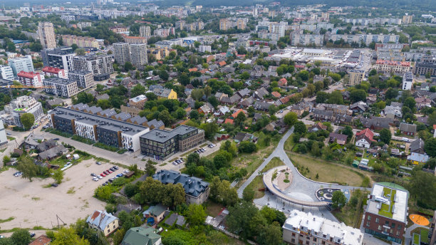 夏季晴天城市新旧房屋航拍照片图片下载
