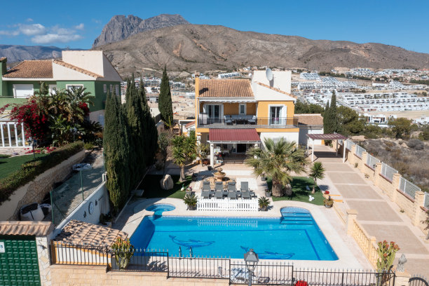 西班牙贝尼多姆市一座美丽别墅的航拍无人机照片，在炎热的夏天，在菲涅斯特拉特镇，一座带游泳池的两层西班牙房子图片下载