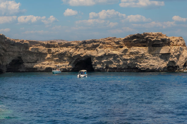戈佐岛，马耳他-被评为地中海最好的潜水度假胜地之一，在图片洞穴图片下载