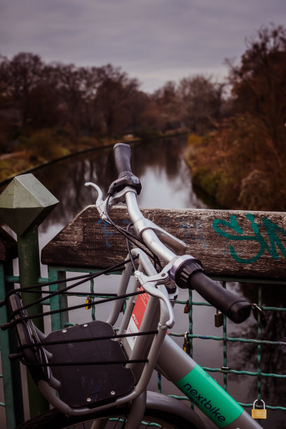 一辆Nextbike自行车停在公园的自行车道桥上图片下载