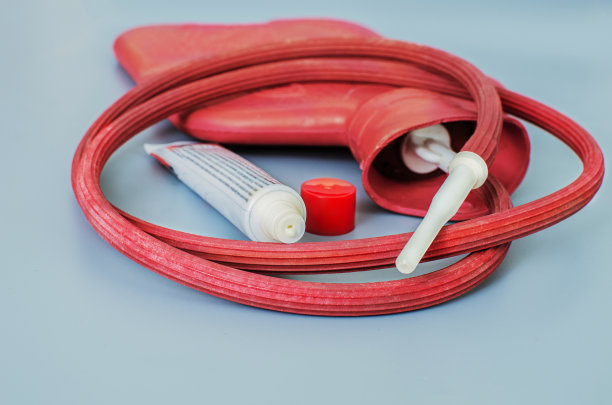 带壶嘴的红色马克杯图片下载