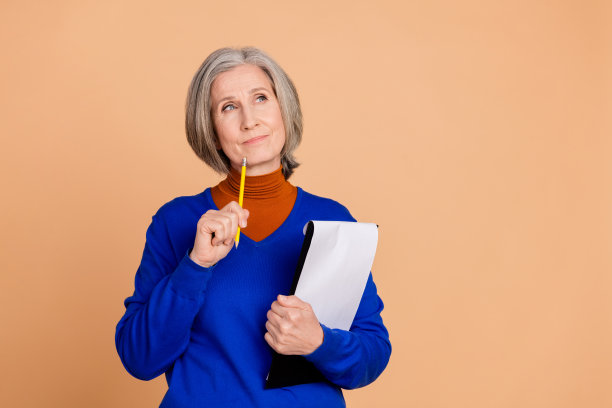 漂亮的高级妇女的照片肖像看起来头脑空白的空间文件穿着时髦的蓝色服装孤立的米色背景图片下载