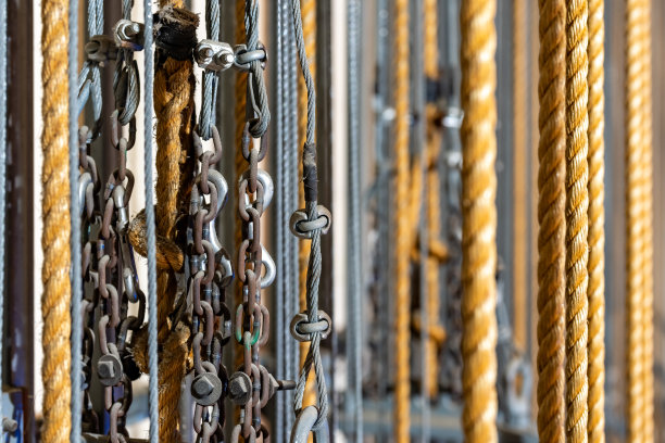 剧场舞台索具，包括剧场设备、灯光、支架和链条。从高处俯瞰索具拍摄的照片。图片下载