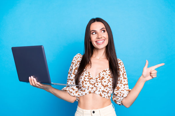 可爱可爱的女人穿着时尚的印花衣服的照片推荐小玩意看起来空旷的空间孤立在蓝色的背景图片下载