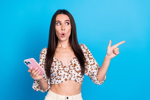 照片可爱的华丽的女人穿着时尚的衣服推荐凉爽的提供空白空间孤立的蓝色背景图片下载