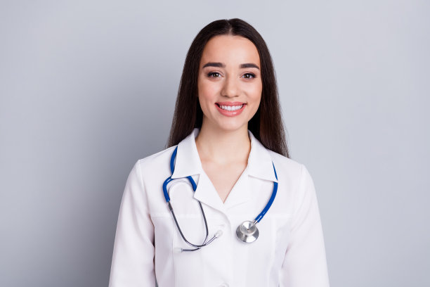 专业医务工作者的照片女士露齿微笑白色外套孤立在灰色背景图片下载