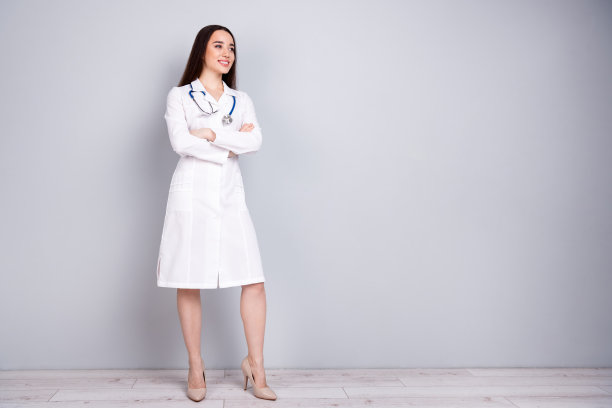 专业医务工作者的全尺寸照片，女士双臂交叉，看起来空空荡荡，白色外套孤立在灰色背景上图片下载
