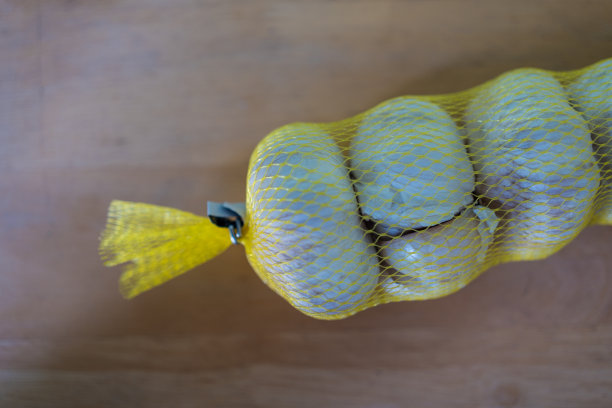 干蒜用黄色网袋包装图片下载