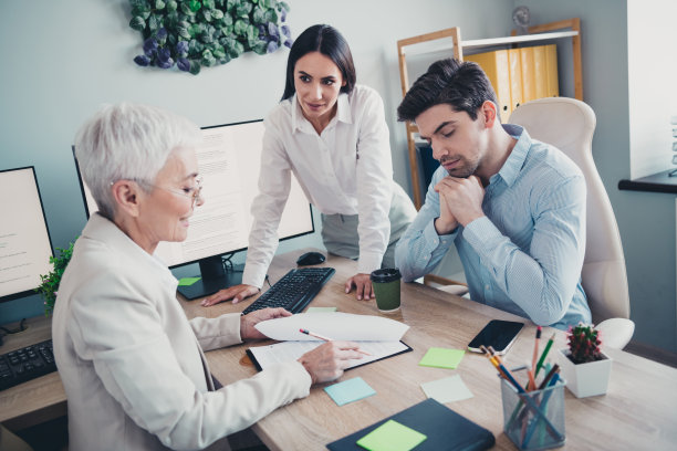 商务人士在现代办公室里开会分析文件检查剪贴板的照片图片下载