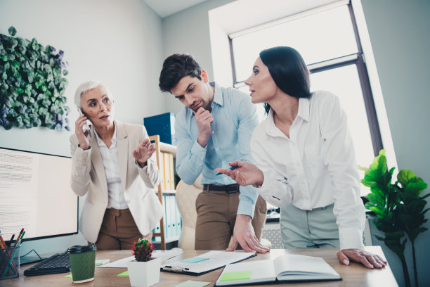 两名员工的照片成熟的女老板讨论合同思想合作的新项目办公室在现代工作空间一起工作图片下载