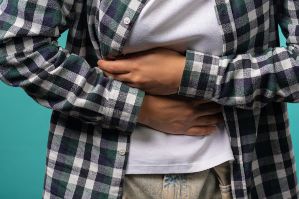 女孩的手用手捏着肚子。腹痛，胃痛图片下载