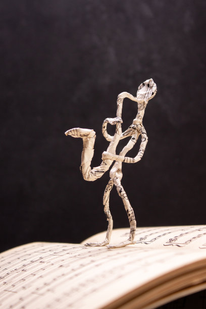 萨克斯管演奏者的身段是用乐谱纸做成的图片下载