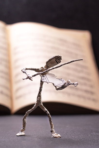 小提琴手的雕像是用乐谱纸做成的图片下载