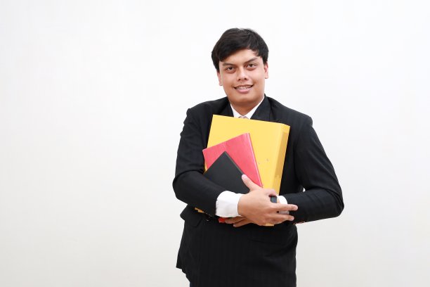 照片积极聪明的亚洲商人站着拿着文件文件夹在办公室工作孤立的白色背景图片下载