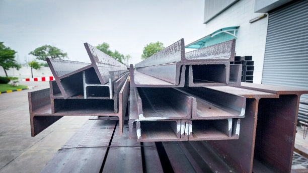 堆叠钢管与建筑用钢，黑管，金属管，角钢，扁管，方管，特写单色照片与选择性聚焦，在建筑工地的许多管道堆叠。图片下载