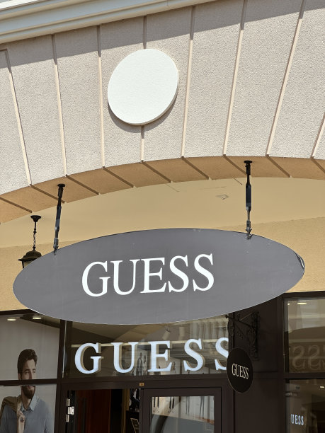 贝尔格莱德，塞尔维亚——2024年6月16日:Guess Outlet商店门前的户外标牌拍摄了著名的标志和品牌图片下载