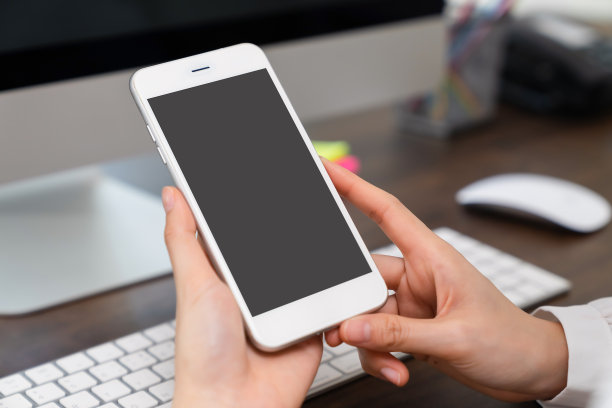 手持智能手机模拟空白屏幕的图形显示蒙太奇。图片下载