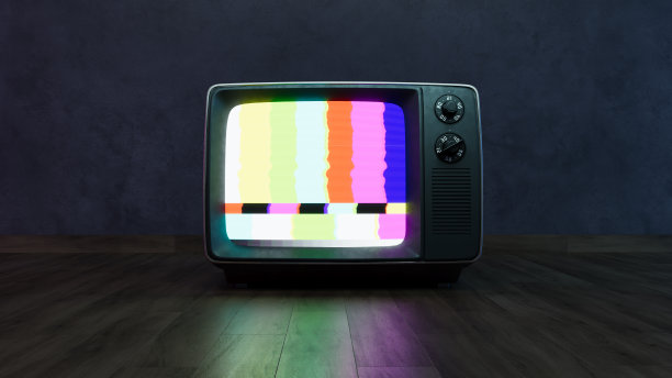 3D渲染的复古电视在黑暗的木制背景，复古电视在水泥墙的背景图片下载