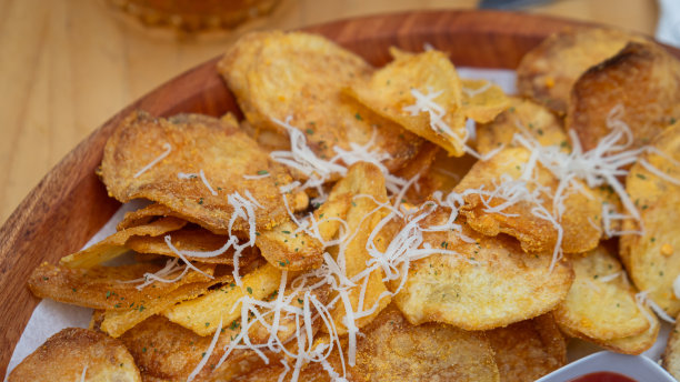 炸土豆和炸洋葱圈的照片，在餐馆里的照片，配上辣椒酱图片下载