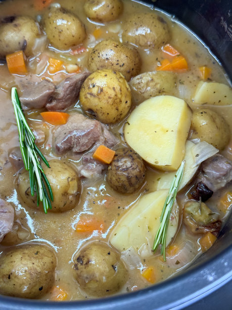 用慢炖锅炖土豆的瘦牛排图片/用蔬菜炖牛肉片图片图片下载