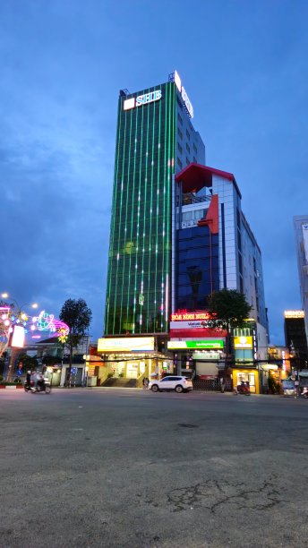 日落中的越南芹苴市中心的摩天大楼和街头生活。图片下载