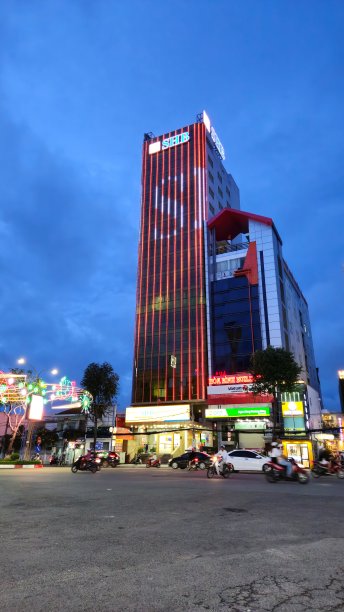 日落中的越南芹苴市中心的摩天大楼和街头生活。图片下载