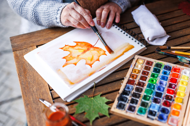 水彩画。女艺术家在速写本上描绘秋天的主题图片下载