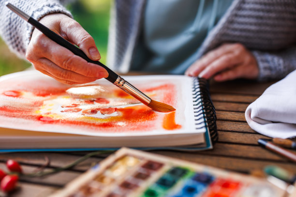 女艺术家在速写本上画秋季主题插图图片下载