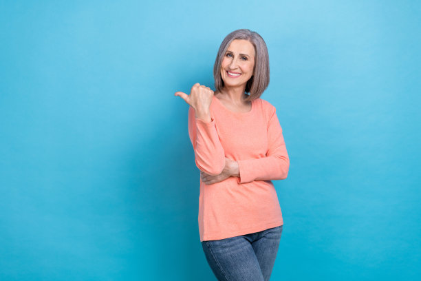 美丽的退休女商人的照片灰色的头发直接手指模型开放的国际空缺提供孤立的蓝色背景图片下载