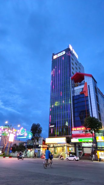 日落中的越南芹苴市中心的摩天大楼和街头生活。图片下载