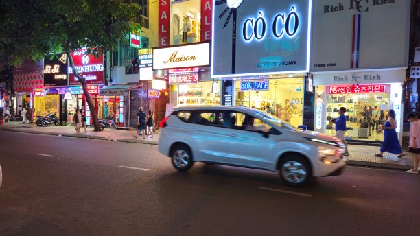 越南芽庄市晚上的汽车、房子和街头生活。图片下载