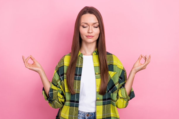 照片华丽的和平无忧无虑的女人与长发型，格子衬衫沉思的眼睛闭上孤立的粉红色背景图片下载