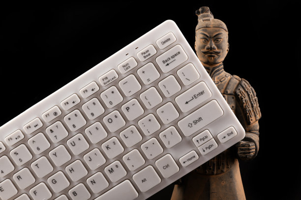 一个电脑键盘和一个中国秦始皇兵马俑的战士图片下载