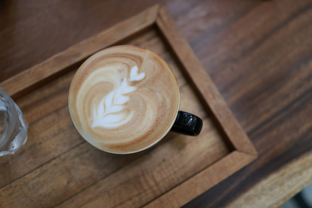 热咖啡卡布奇诺拿铁在木制托盘背景顶部视图图片下载