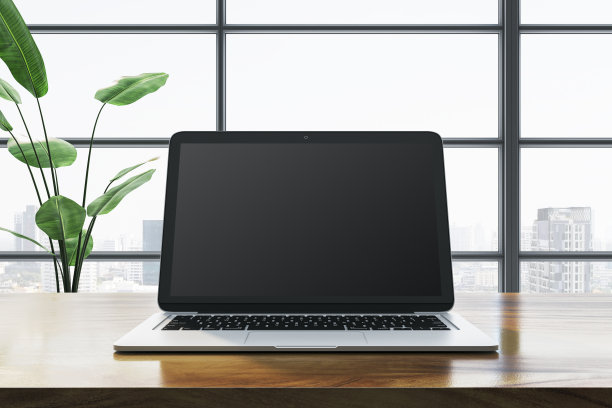 现代笔记本电脑在木桌前的大窗户与城市景观。三维渲染图片下载