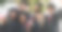 毕业典礼上，学生们拿着文凭在户外自拍，用于社交媒体帖子或个人资料照片。教育，多元化的朋友和团体，庆祝和里程碑证书图片下载