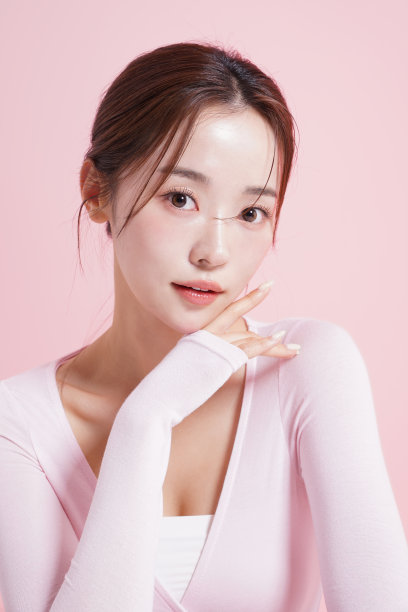 一个年轻女子在粉红色背景下拍摄的漂亮肖像图片下载