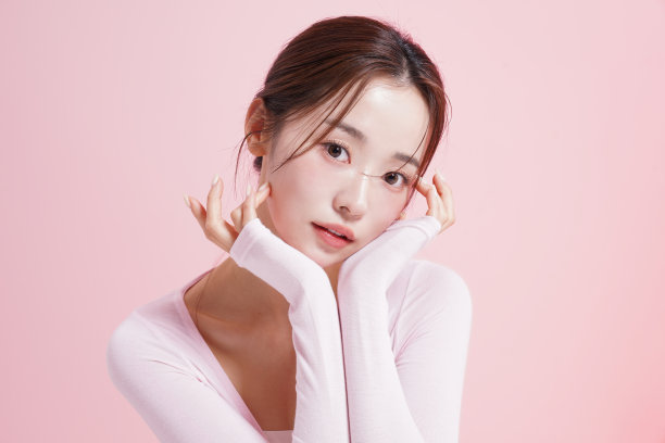 一个年轻女子在粉红色背景下拍摄的漂亮肖像图片下载