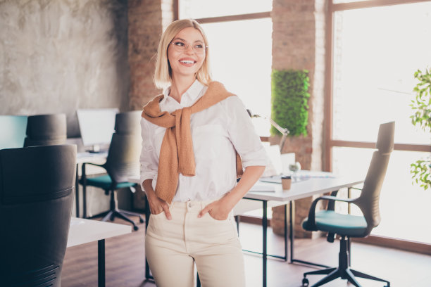 照片肖像可爱的年轻女士看起来空旷的空间自信的老板穿着时尚的服装现代的工作场所办公室室内共同工作图片下载