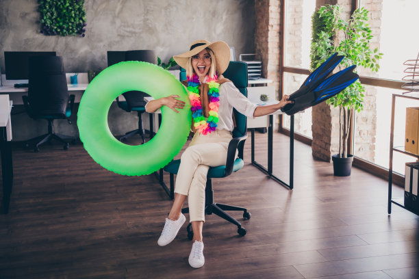 可爱小姐的全身照片兴奋的暑假有乐趣穿着时尚的服装现代职场办公室室内共同工作图片下载