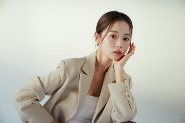 一个穿着夹克的年轻女子在夕阳下的忧郁肖像图片下载