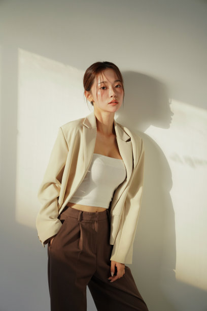 一个穿着夹克的年轻女子在夕阳下的忧郁肖像图片下载