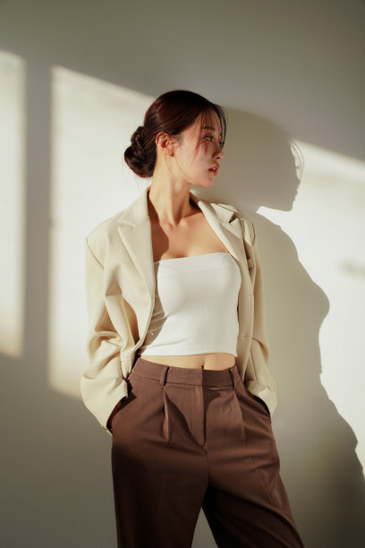 一个穿着夹克的年轻女子在夕阳下的忧郁肖像图片下载