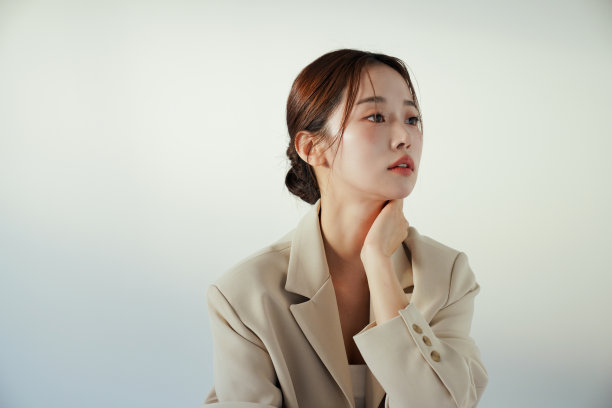 一个穿着夹克的年轻女子在夕阳下的忧郁肖像图片下载