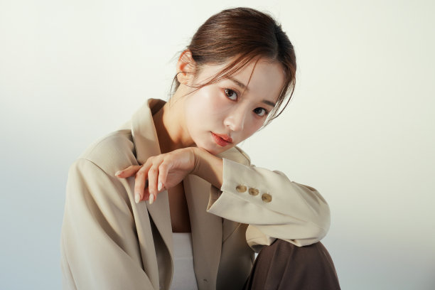 一个穿着夹克的年轻女子在夕阳下的忧郁肖像图片下载