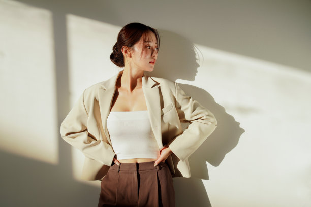 一个穿着夹克的年轻女子在夕阳下的忧郁肖像图片下载