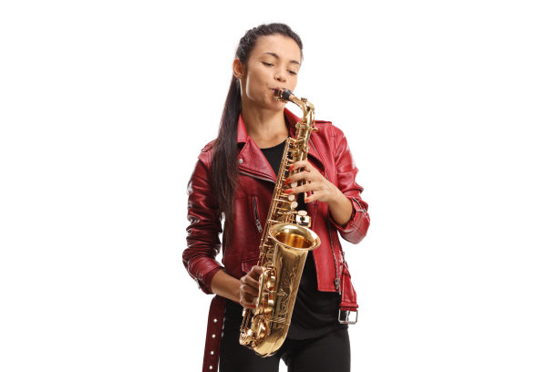 穿着红色皮夹克演奏萨克斯的女萨克斯手图片下载